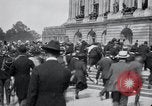 Immagine di Grande folla Versailles FRANCIA, 1919, secondo 6 filmato di repertorio 65675029030