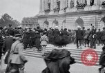 Immagine di Grande folla Versailles FRANCIA, 1919, secondo 12 filmato di repertorio 65675029030