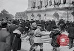 Immagine di Grande folla Versailles FRANCIA, 1919, secondo 13 filmato di repertorio 65675029030