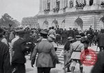 Immagine di Grande folla Versailles FRANCIA, 1919, secondo 14 filmato di repertorio 65675029030