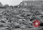Standbild Leichen von Gefangenen Nordhausen Deutschland, 1945, aus Sekunde 22 historischem Filmmaterial Videoclip 65675029042