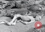 Standbild Leichen von Gefangenen Nordhausen Deutschland, 1945, aus Sekunde 36 historischem Filmmaterial Videoclip 65675029042
