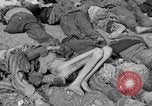 Standbild Leichen von Gefangenen Nordhausen Deutschland, 1945, aus Sekunde 39 historischem Filmmaterial Videoclip 65675029042