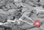 Standbild Leichen von Gefangenen Nordhausen Deutschland, 1945, aus Sekunde 45 historischem Filmmaterial Videoclip 65675029042