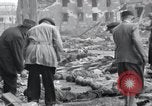 Standbild Leichen von Gefangenen Nordhausen Deutschland, 1945, aus Sekunde 56 historischem Filmmaterial Videoclip 65675029042