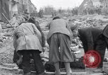 Standbild Leichen von Gefangenen Nordhausen Deutschland, 1945, aus Sekunde 61 historischem Filmmaterial Videoclip 65675029042