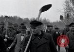 Standbild Nordhausen KZ-Opfern Nordhausen Deutschland, 1945, aus Sekunde 10 historischem Filmmaterial Videoclip 65675029043