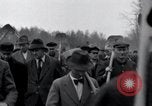 Standbild Nordhausen KZ-Opfern Nordhausen Deutschland, 1945, aus Sekunde 12 historischem Filmmaterial Videoclip 65675029043