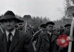 Standbild Nordhausen KZ-Opfern Nordhausen Deutschland, 1945, aus Sekunde 14 historischem Filmmaterial Videoclip 65675029043