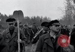 Standbild Nordhausen KZ-Opfern Nordhausen Deutschland, 1945, aus Sekunde 15 historischem Filmmaterial Videoclip 65675029043