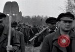 Standbild Nordhausen KZ-Opfern Nordhausen Deutschland, 1945, aus Sekunde 16 historischem Filmmaterial Videoclip 65675029043
