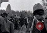 Standbild Nordhausen KZ-Opfern Nordhausen Deutschland, 1945, aus Sekunde 17 historischem Filmmaterial Videoclip 65675029043