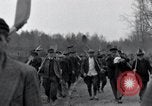 Standbild Nordhausen KZ-Opfern Nordhausen Deutschland, 1945, aus Sekunde 18 historischem Filmmaterial Videoclip 65675029043