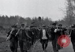 Standbild Nordhausen KZ-Opfern Nordhausen Deutschland, 1945, aus Sekunde 19 historischem Filmmaterial Videoclip 65675029043