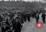 Standbild Nordhausen KZ-Opfern Nordhausen Deutschland, 1945, aus Sekunde 21 historischem Filmmaterial Videoclip 65675029043