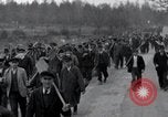 Standbild Nordhausen KZ-Opfern Nordhausen Deutschland, 1945, aus Sekunde 22 historischem Filmmaterial Videoclip 65675029043
