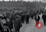 Standbild Nordhausen KZ-Opfern Nordhausen Deutschland, 1945, aus Sekunde 23 historischem Filmmaterial Videoclip 65675029043