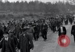 Standbild Nordhausen KZ-Opfern Nordhausen Deutschland, 1945, aus Sekunde 24 historischem Filmmaterial Videoclip 65675029043