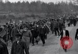 Standbild Nordhausen KZ-Opfern Nordhausen Deutschland, 1945, aus Sekunde 25 historischem Filmmaterial Videoclip 65675029043