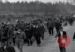 Standbild Nordhausen KZ-Opfern Nordhausen Deutschland, 1945, aus Sekunde 26 historischem Filmmaterial Videoclip 65675029043