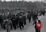 Standbild Nordhausen KZ-Opfern Nordhausen Deutschland, 1945, aus Sekunde 27 historischem Filmmaterial Videoclip 65675029043