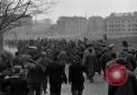 Standbild Nordhausen KZ-Opfern Nordhausen Deutschland, 1945, aus Sekunde 34 historischem Filmmaterial Videoclip 65675029043