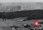 Standbild Nordhausen KZ-Opfern Nordhausen Deutschland, 1945, aus Sekunde 42 historischem Filmmaterial Videoclip 65675029043