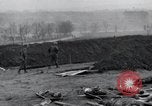 Standbild Nordhausen KZ-Opfern Nordhausen Deutschland, 1945, aus Sekunde 43 historischem Filmmaterial Videoclip 65675029043