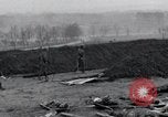 Standbild Nordhausen KZ-Opfern Nordhausen Deutschland, 1945, aus Sekunde 45 historischem Filmmaterial Videoclip 65675029043