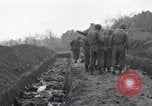 Standbild Nordhausen KZ-Opfern Nordhausen Deutschland, 1945, aus Sekunde 46 historischem Filmmaterial Videoclip 65675029043