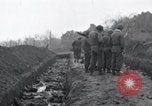 Standbild Nordhausen KZ-Opfern Nordhausen Deutschland, 1945, aus Sekunde 48 historischem Filmmaterial Videoclip 65675029043