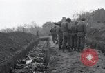 Standbild Nordhausen KZ-Opfern Nordhausen Deutschland, 1945, aus Sekunde 49 historischem Filmmaterial Videoclip 65675029043