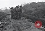 Standbild Nordhausen KZ-Opfern Nordhausen Deutschland, 1945, aus Sekunde 50 historischem Filmmaterial Videoclip 65675029043