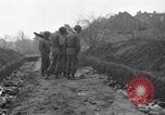 Standbild Nordhausen KZ-Opfern Nordhausen Deutschland, 1945, aus Sekunde 52 historischem Filmmaterial Videoclip 65675029043