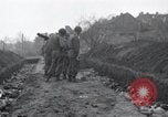 Standbild Nordhausen KZ-Opfern Nordhausen Deutschland, 1945, aus Sekunde 56 historischem Filmmaterial Videoclip 65675029043