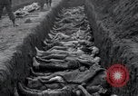 Standbild Nordhausen KZ-Opfern Nordhausen Deutschland, 1945, aus Sekunde 58 historischem Filmmaterial Videoclip 65675029043
