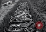 Standbild Nordhausen KZ-Opfern Nordhausen Deutschland, 1945, aus Sekunde 59 historischem Filmmaterial Videoclip 65675029043