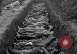 Standbild Nordhausen KZ-Opfern Nordhausen Deutschland, 1945, aus Sekunde 60 historischem Filmmaterial Videoclip 65675029043