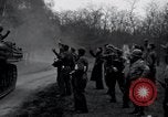 Standbild freigegeben amerikanischen Gefangenen Grasleben Deutschland, 1945, aus Sekunde 7 historischem Filmmaterial Videoclip 65675029044