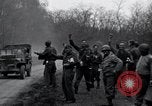 Standbild freigegeben amerikanischen Gefangenen Grasleben Deutschland, 1945, aus Sekunde 11 historischem Filmmaterial Videoclip 65675029044