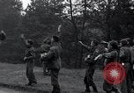 Standbild freigegeben amerikanischen Gefangenen Grasleben Deutschland, 1945, aus Sekunde 16 historischem Filmmaterial Videoclip 65675029044
