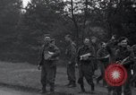 Standbild freigegeben amerikanischen Gefangenen Grasleben Deutschland, 1945, aus Sekunde 25 historischem Filmmaterial Videoclip 65675029044