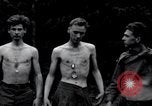 Standbild freigegeben amerikanischen Gefangenen Grasleben Deutschland, 1945, aus Sekunde 32 historischem Filmmaterial Videoclip 65675029044