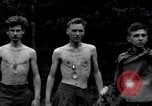 Standbild freigegeben amerikanischen Gefangenen Grasleben Deutschland, 1945, aus Sekunde 33 historischem Filmmaterial Videoclip 65675029044