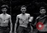 Standbild freigegeben amerikanischen Gefangenen Grasleben Deutschland, 1945, aus Sekunde 34 historischem Filmmaterial Videoclip 65675029044