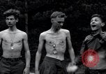 Standbild freigegeben amerikanischen Gefangenen Grasleben Deutschland, 1945, aus Sekunde 37 historischem Filmmaterial Videoclip 65675029044