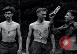 Standbild freigegeben amerikanischen Gefangenen Grasleben Deutschland, 1945, aus Sekunde 38 historischem Filmmaterial Videoclip 65675029044