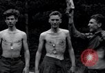 Standbild freigegeben amerikanischen Gefangenen Grasleben Deutschland, 1945, aus Sekunde 39 historischem Filmmaterial Videoclip 65675029044