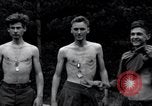 Standbild freigegeben amerikanischen Gefangenen Grasleben Deutschland, 1945, aus Sekunde 40 historischem Filmmaterial Videoclip 65675029044