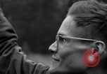 Standbild freigegeben amerikanischen Gefangenen Grasleben Deutschland, 1945, aus Sekunde 41 historischem Filmmaterial Videoclip 65675029044